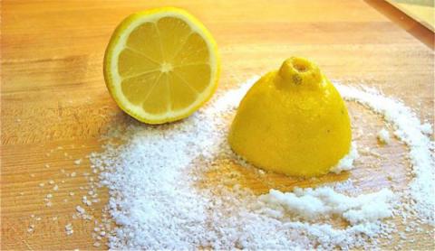 Pon un limón con sal en el centro de tu sala, éste truco cambiará tu vida!!