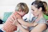 Un estudio asegura que los niños se portan peor cuando están con su mamá