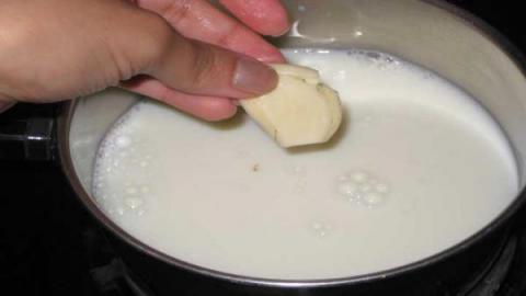 Coloca ajo en la leche, tómalo antes de dormir y te sorprenderá lo que sucede al despertar 