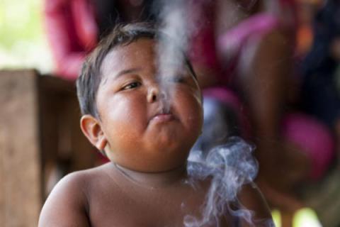 ¿Recuerdas al niño que fumaba 40 cigarrillos al día? Así es como se ve 8 años después