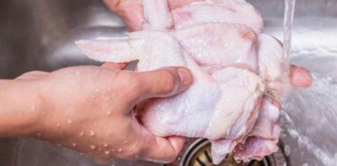 Esta es la razón por la que nunca debe de lavar el pollo crudo antes de cocinarlo