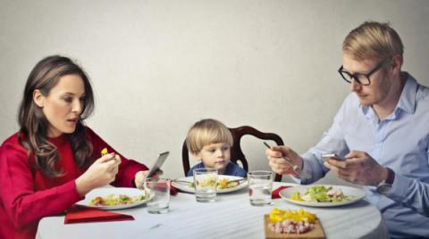 Los niños cuyos padres pasan tiempo en los dispositivos móviles tienen más problemas de comportamiento