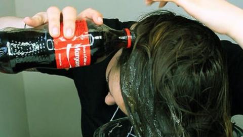 Mira lo que pasa cuando lavas tu cabello con Coca Cola te sorprenderas!