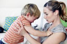 Un estudio asegura que los niños se portan peor cuando están con su mamá