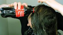 Mira lo que pasa cuando lavas tu cabello con Coca Cola te sorprenderas!